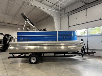BOATZON | Sun Tracker Party Barge 16 DLX 2027