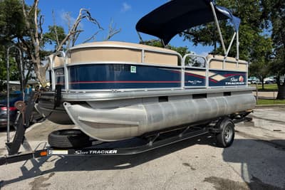 BOATZON | Sun Tracker Party Barge 18 DLX 2019