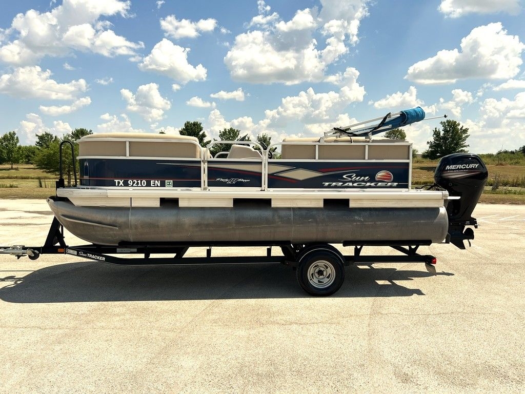 2019 Sun Tracker PARTY BARGE 18 DLX - Sold Boat