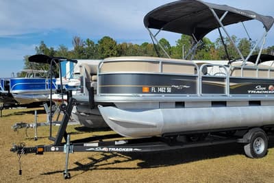 BOATZON | Sun Tracker Party Barge 18 DLX 2021