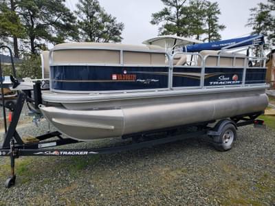BOATZON | Sun Tracker Party Barge 18 DLX 2022
