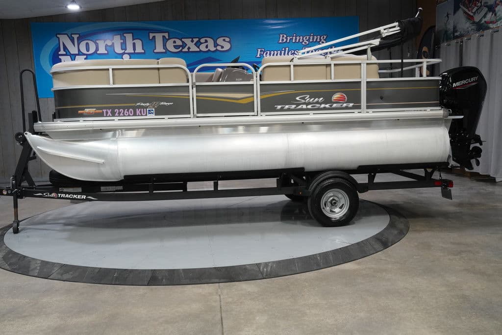 Sun Tracker Party Barge 18 DLX 2023