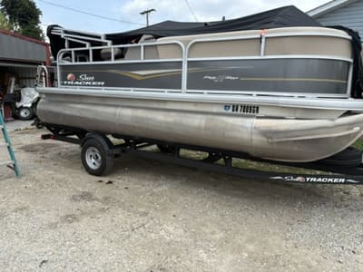 BOATZON | Sun Tracker Party Barge 18 DLX 2024