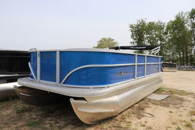 BOATZON | Sun Tracker Party Barge 18 DLX 2026