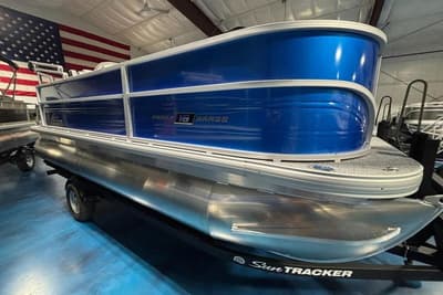 BOATZON | Sun Tracker Party Barge 18 DLX 2026