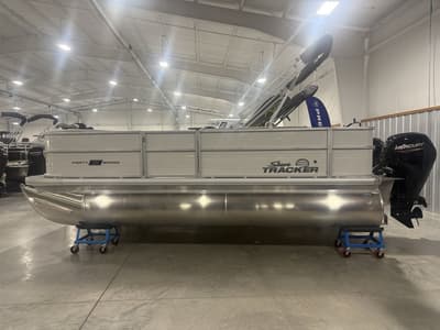 BOATZON | Sun Tracker Party Barge 18 DLX 2026