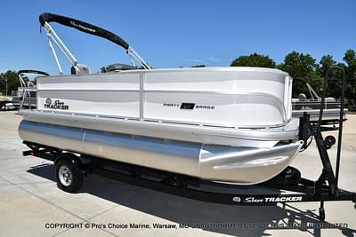 BOATZON | Sun Tracker Party Barge 18 DLX 2026