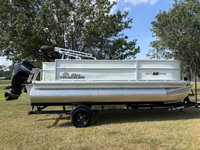 BOATZON | Sun Tracker Party Barge 18 DLX 2027