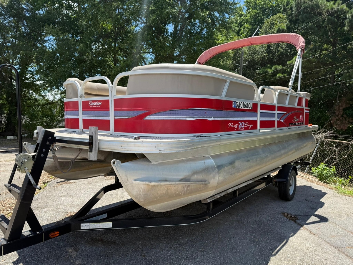 2015 Sun Tracker Party Barge 20 DLX - Sold Boat
