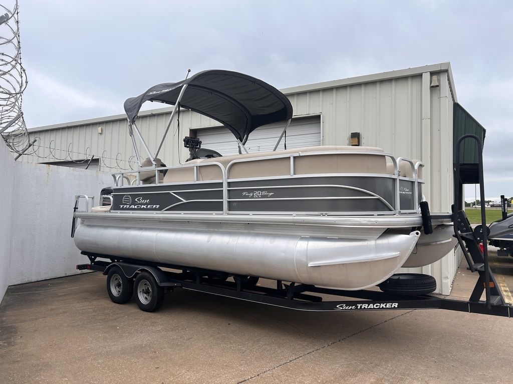 2017 Sun Tracker PARTY BARGE 20 DLX - Sold Boat