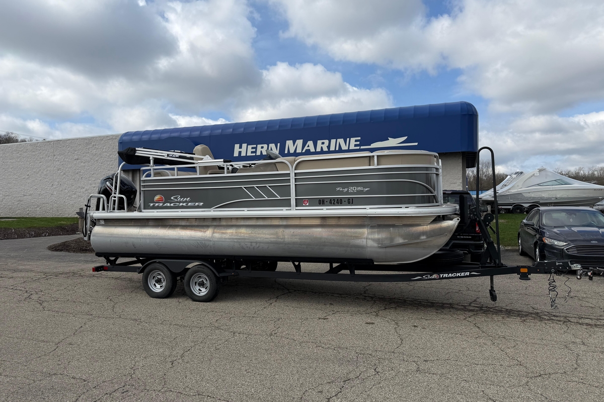 2022 Sun Tracker Party Barge 20 DLX - Sold Boat