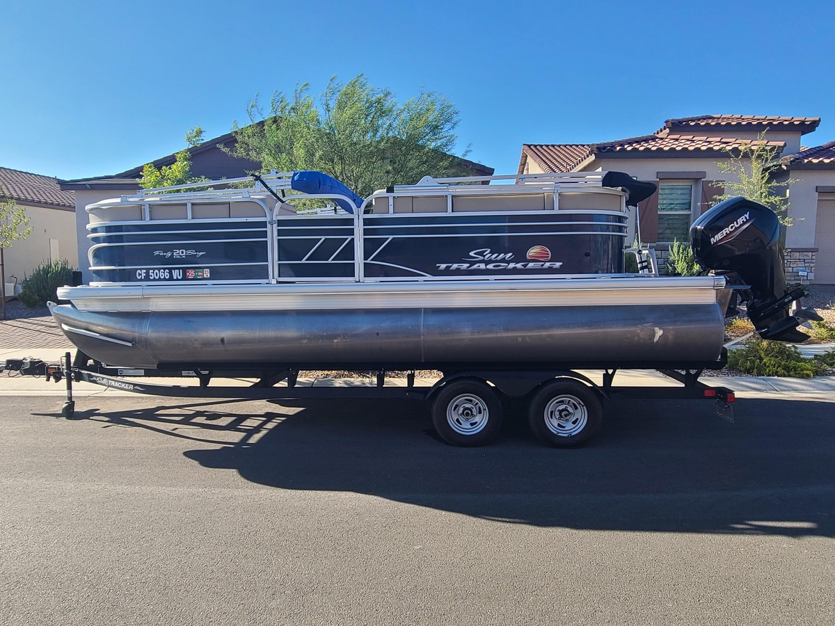 2022 Sun Tracker Party Barge 20 DLX - Sold Boat