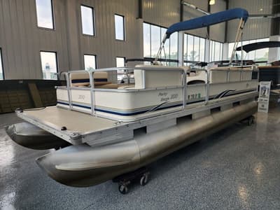 BOATZON | Sun Tracker Party Barge 200 2003