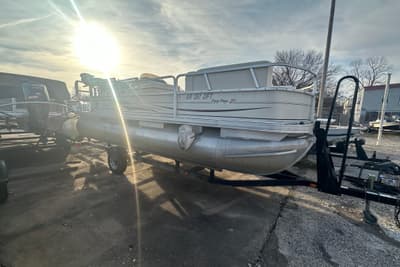 BOATZON | Sun Tracker Party Barge 21 Signature Series 2006