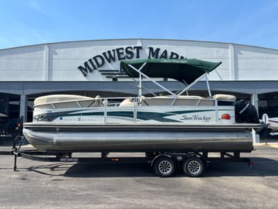 BOATZON | Sun Tracker Party Barge 22 2010