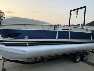 BOATZON | Sun Tracker Party Barge 22 2010
