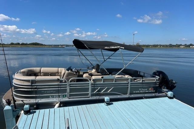 2023 Sun Tracker Sun Tracker Party Barge 22 DLX 2023 - Sold Boat