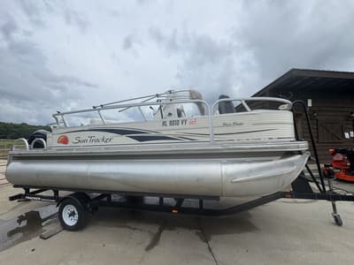 BOATZON | Sun Tracker Party Barge 22 RF DLX 2020