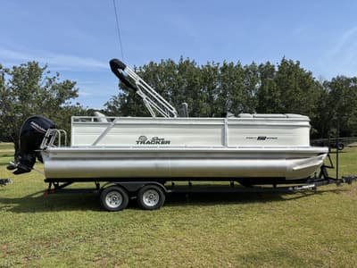 BOATZON | Sun Tracker Party Barge 22 RF DLX 2026