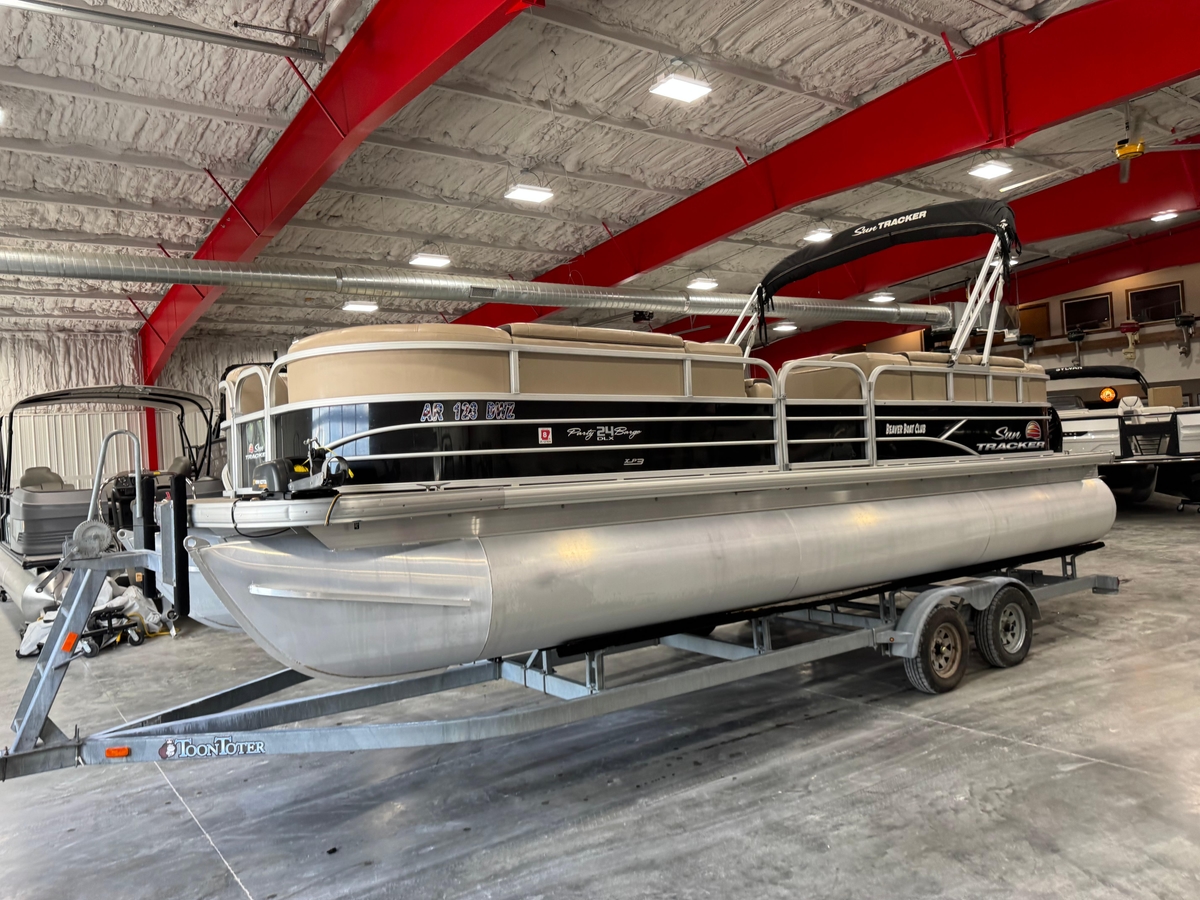 2018 Sun Tracker Party Barge 24 DLX XP3 - Sold Boat