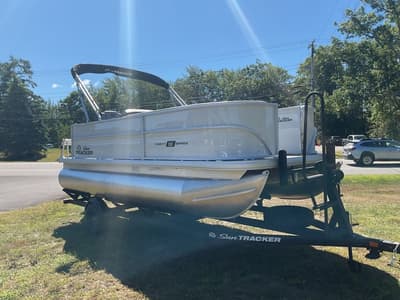 BOATZON | Sun Tracker PB 18 DLX 2027