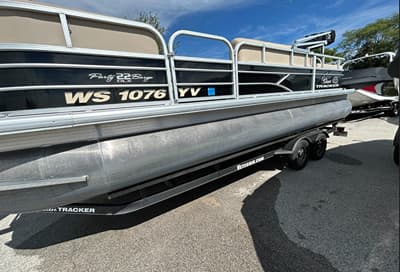 BOATZON | Sun Tracker Sig Party Barge 22 DLX 2017