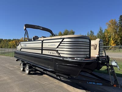 BOATZON | SunCatcher Elite 326 SE Tritoon w Trailer 2018