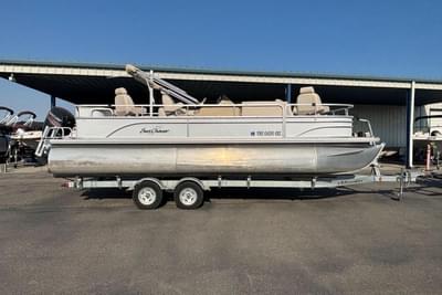 BOATZON | SunChaser Classic Fish 8522 DLX 2016