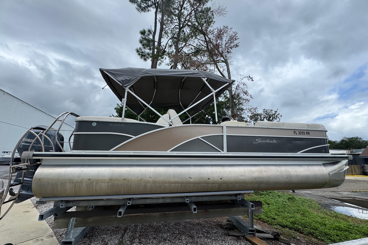 2017 Sweetwater Premium Edition 255 SL - Sold Boat