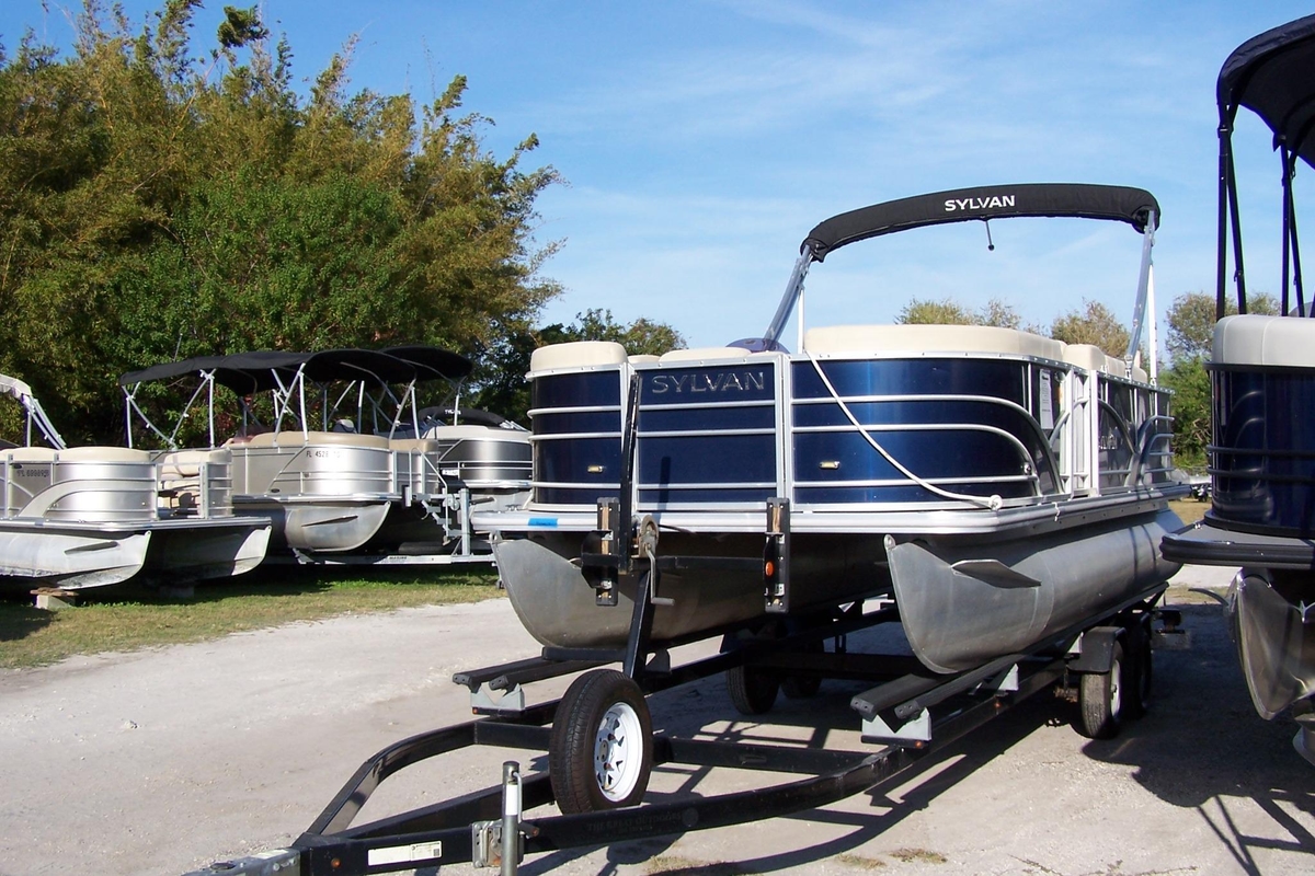 2019 Sylvan 8520 Mirage FnC - Sold Boat