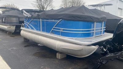 BOATZON | Sylvan MIRAGE 818 CRS 2025