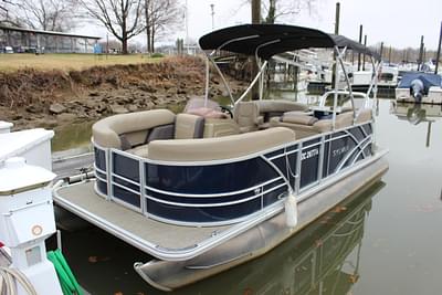 BOATZON | Sylvan Mirage 820 LZ w Change Room 2023 BOATZON | Sylvan Mirage 820 LZ w Change Room 2023