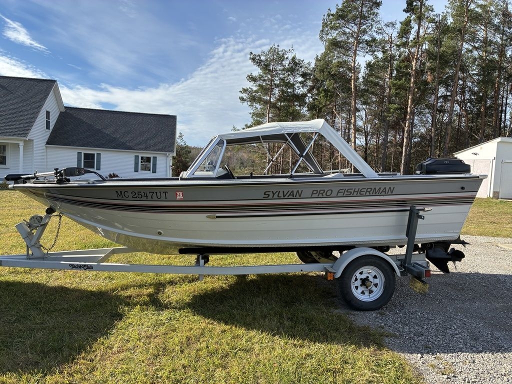 1990 Sylvan Pro Fisherman 17 - Sold Boat