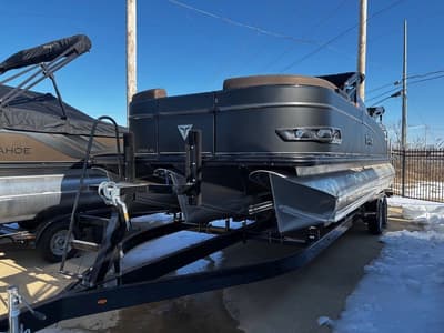 BOATZON | Tahoe Pontoons Cascade Elite Windhsield 27 FT 2026