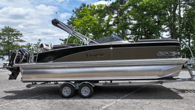 BOATZON | Tahoe Pontoons Cascade  Quad Lounger Shift Windshield 2026