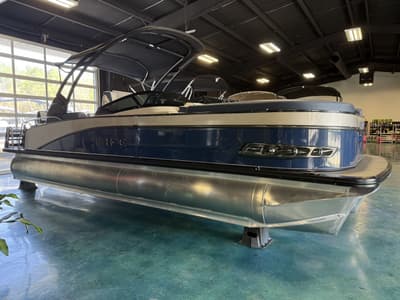 BOATZON | Tahoe Pontoons Cascade  Quad Lounger Shift Windshield 2026