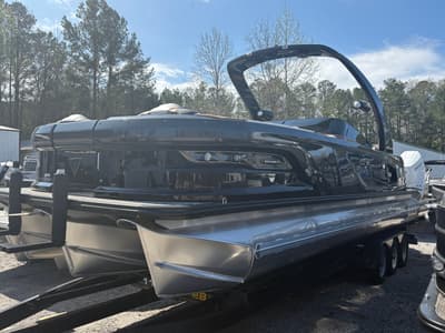 BOATZON | Tahoe Pontoons Grand Tahoe Elite Windshield  27 FT 2026