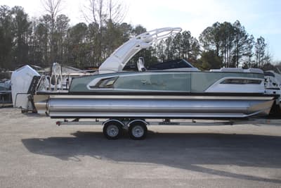 BOATZON | Tahoe Pontoons Grand Tahoe LTD Flex Lounge Windshield 2026