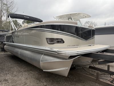 BOATZON | Tahoe Pontoons LTZ  23 FT Quad Lounger Shift 2026