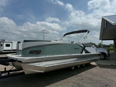 BOATZON | Tahoe Pontoons LTZ Quad Lounger Shift 2026