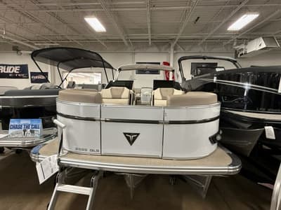 BOATZON | Tahoe® Cascade Quad Lounge Shift Windshield Tritoon 23 FT 2025