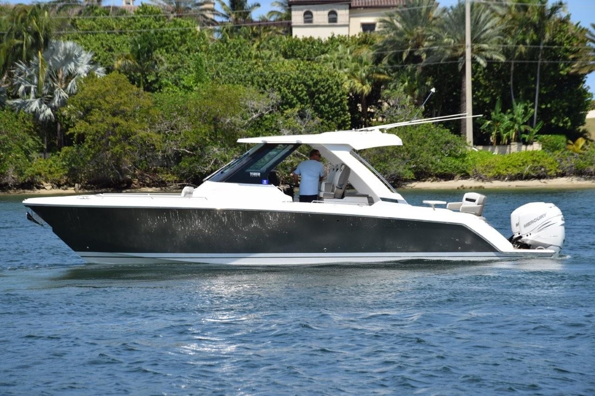 2023 Tiara Yachts 34 LS - Sold Boat