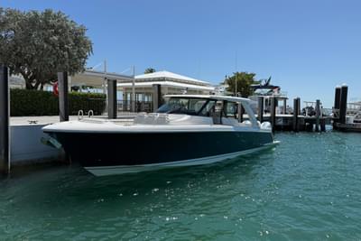 BOATZON | Tiara Yachts 48 LS 2025