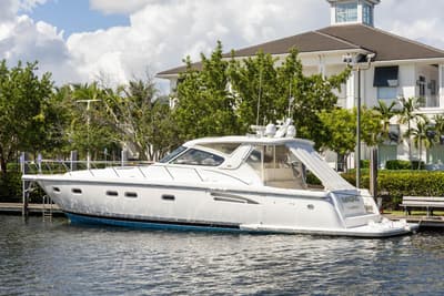 BOATZON | Tiara Yachts 5200 Express 2000