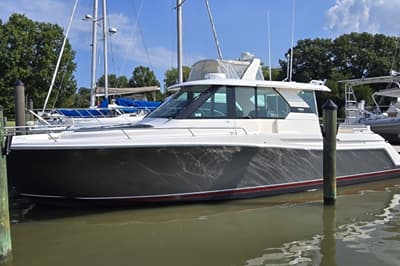 BOATZON | Tiara Yachts Q44 2016