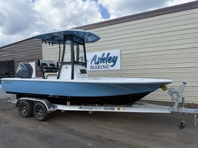 BOATZON | Tidewater 2110 Bay Max 2026