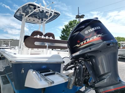 BOATZON | Tidewater 2400 Bay Max 2017