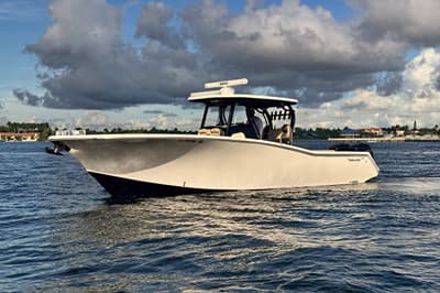 BOATZON | Tidewater 320 CC Adventure 2019