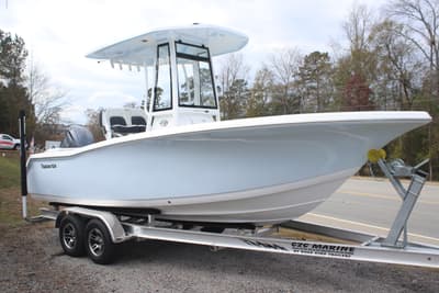 BOATZON | Tidewater Boats LXF 220 2026