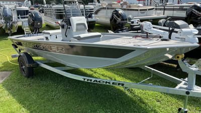 BOATZON | Tracker Boats BASS TRACKER CLASSIC CENTER CONSOLE 2027